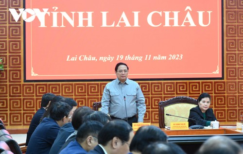 越南政府总理范明政与莱州省委常委举行工作会议 - ảnh 1