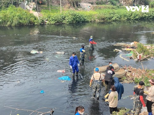 “绿色河内”环保志愿小组——为河内河流重获生机做出贡献的战士 - ảnh 2