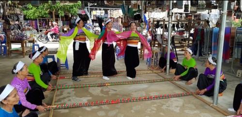 和平省枚州县泰族同胞的传统杵槽舞 - ảnh 3