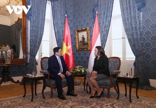 越南政府总理范明政会见匈牙利总统诺瓦克·卡塔琳 - ảnh 1