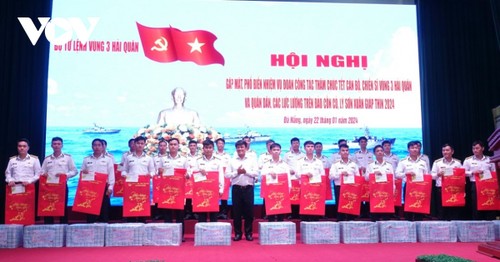 越南海军代表团探望慰问李山岛县和昏果岛驻军 - ảnh 1