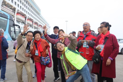 国际邮轮载400名游客参观下龙湾 - ảnh 1