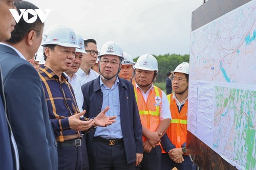 政府副总理陈红河检查一些重点基础设施修建项目施工进度 - ảnh 1