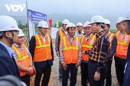 政府副总理陈红河检查一些重点基础设施修建项目施工进度 - ảnh 2