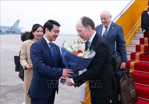 芬兰议会议长尤西·哈拉阿霍抵达河内开始正式访问越南 - ảnh 1