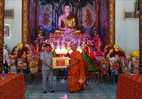 国会民族委员会代表团在永隆省与高棉族同胞庆祝传统新年 - ảnh 1