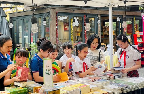 河内书街响应越南图书与阅读文化日 - ảnh 1