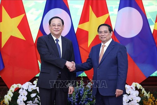 越南政府总理范明政会见老挝总理宋赛·西潘敦 - ảnh 1