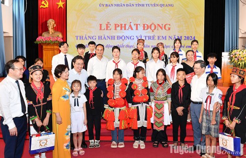 越南全国各地纷纷举行2024年儿童行动月启动仪式 - ảnh 1