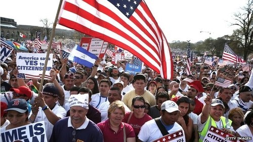 乔·拜登总统宣布一项行政命令，为 50多万移民合法留在美国创造条件 - ảnh 1