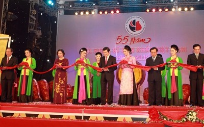 Presiden Truong Tan Sang menghadiri acara peringatan ultah ke-55  Terbentuknya Asosiasi Seni Panggung Vietnam - ảnh 1