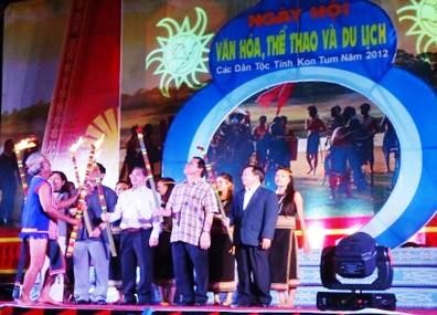 Festival Kebudayaan, Olahraga dan Pariwisata etnis-etnis 2012 di Kon Tum berakhir - ảnh 1