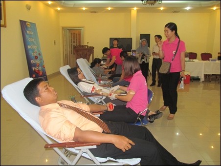 KBRI mengadakan acara donor darah kemanusiaan - ảnh 1