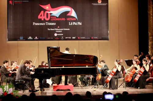 Malam konser orkes simfoni untuk memperingati ultah ke-40 penggalangan hubungan diplomatik Vietnam – Luksemburg - ảnh 1