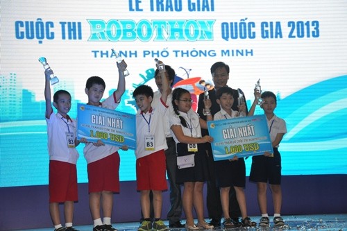 13 tim Vietnam berpartisipasi pada kontes Robotics Internasional 2013 - ảnh 1