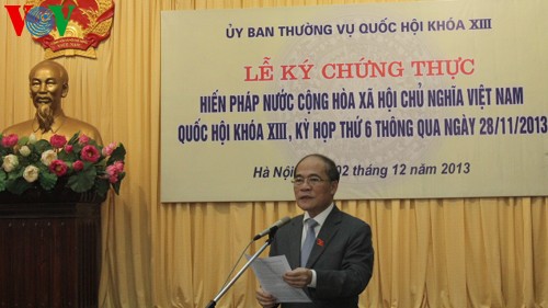 Ketua MN Vietnam Nguyen Sinh Hung menanda-tanganani UUD - ảnh 1
