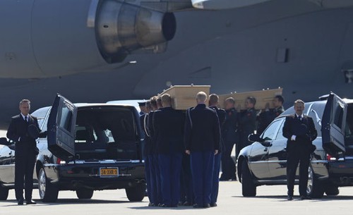 Belanda mengadakan acara mengenangkan para korban kecelakaan pesawat terbang MH 17 - ảnh 1