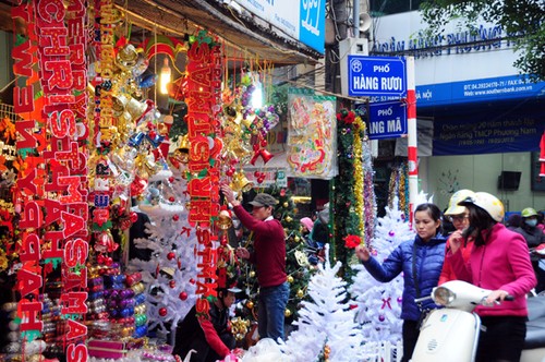 Bergeloranya suasana Natal di kota Hanoi - ảnh 1