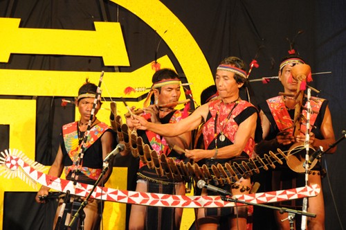 Beberapa instrumen musik tipikal dari orang etnis minoritas Bana - ảnh 1