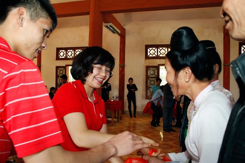 Memikirkan Hari Raya Tahun Baru Tradisional Imlek untuk kaum miskin di daerah Vietnam Barat Laut - ảnh 1