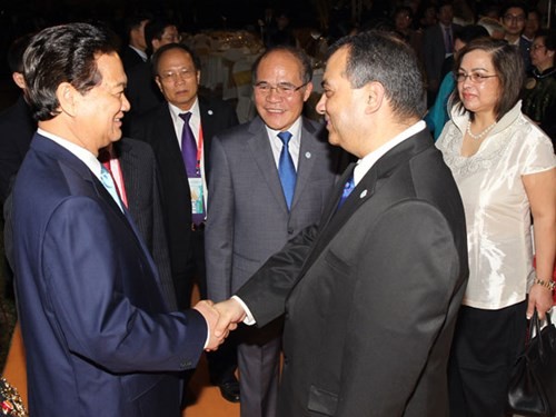 PM Nguyen Tan Dung memimpin resepsi kenegaraan untuk menghormat para peserta IPU-132 - ảnh 1