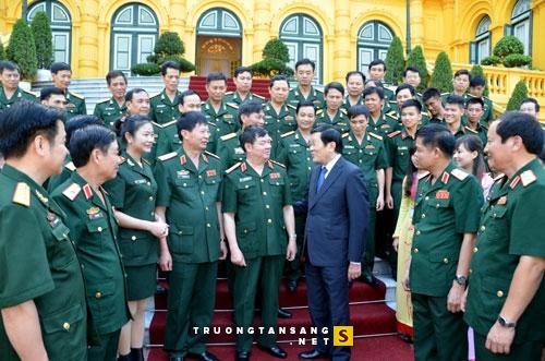 Presiden Truong Tan Sang melakukan pertemuan dengan para pejabat dan dosen tipikal Akademi Logistik - ảnh 1