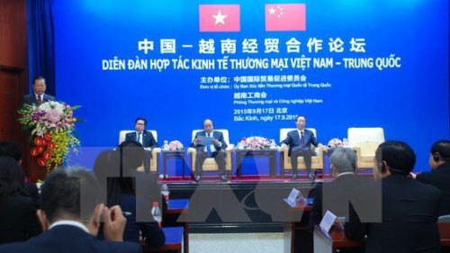 Deputi PM Nguyen Xuan Phuc menghadiri Forum kerjasama ekonomi perdagangan Vietnam – Tiongkok - ảnh 1