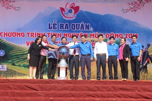 Pengurus Besar Liga Pemuda Komunis Ho Chi Minh melakukan acara pemberangkatan pasukan sukarela musim Dingin 2015 - ảnh 1