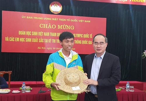 Ketua Pengurus Besar Front Tanah Air Vietnam menerima rombongan pelajar peserta Olympiade-olympiade internasional - ảnh 1