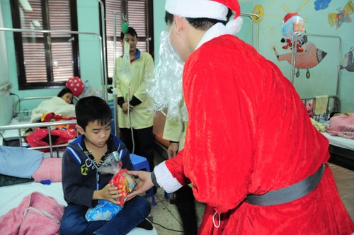 "Hari Natal Merah" membawa suasana Natal kepada anak-anak pasien - ảnh 4