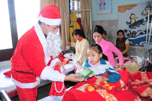 "Hari Natal Merah" membawa suasana Natal kepada anak-anak pasien - ảnh 5