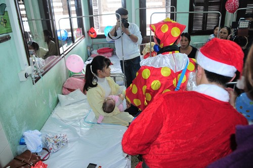"Hari Natal Merah" membawa suasana Natal kepada anak-anak pasien - ảnh 6