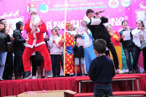 "Hari Natal Merah" membawa suasana Natal kepada anak-anak pasien - ảnh 7