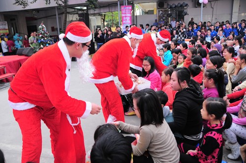 "Hari Natal Merah" membawa suasana Natal kepada anak-anak pasien - ảnh 9