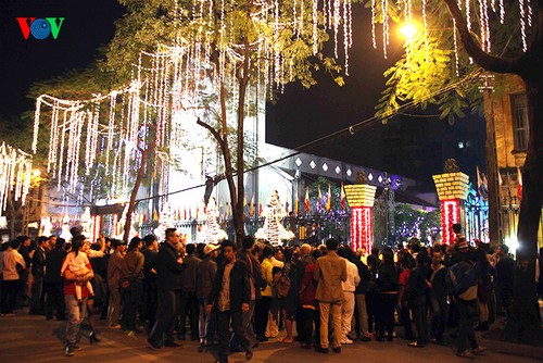 Suasana menyongsong Hari Natal yang bergelora di seluruh Vietnam - ảnh 1