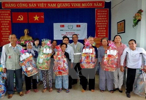 Kota Ho Chi Minh memberikan 2.000 bingkisan Hari Raya Tet kepada kaum disabilitas dan anak yatim piatu - ảnh 1