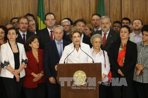 Brasil: Seluruh kabinet pimpinan ibu Dilma Rousseff dibubarkan - ảnh 1