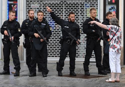 Polisi Jerman menangkap teman pelaku pemberondongan senapan di Munich - ảnh 1