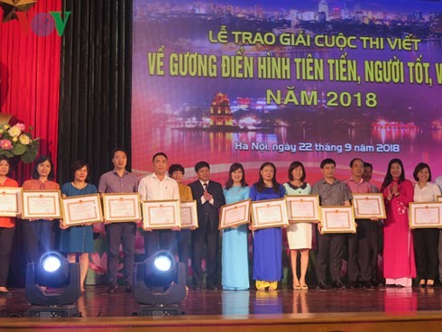 39 œuvres distinguées au 4e Concours d’écriture sur les bienfaiteurs de Hanoï - ảnh 1