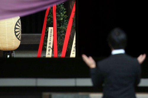 Japon: offrande de Shinzo Abe à un sanctuaire honorant des criminels de guerre  - ảnh 1