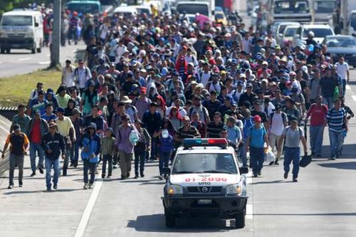 2.000 migrants en route vers les Etats-Unis. Trump veut déployer 15.000 soldats à la frontière - ảnh 1
