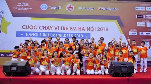Des milliers de personnes participent à la Course pour les enfants Hanoi 2018 - ảnh 1