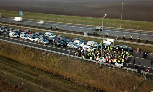 Pologne: des agriculteurs en gilet jaune protestent à la française - ảnh 1