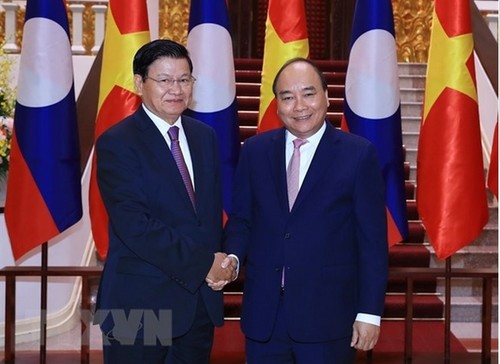 Le Premier ministre laotien entame sa visite au Vietnam - ảnh 1