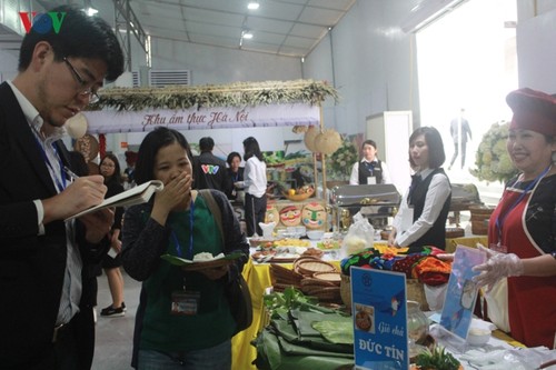Les journalistes étrangers impressionnés par la gastronomie vietnamienne - ảnh 1