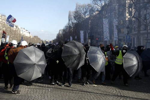 Gilets jaunes: saccages, pillages, incendies… scènes de violences sur les Champs-Élysées - ảnh 3