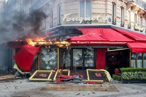 Gilets jaunes: saccages, pillages, incendies… scènes de violences sur les Champs-Élysées - ảnh 2