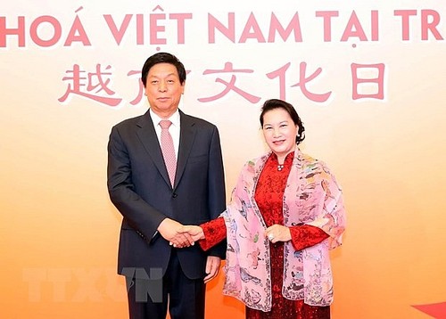 Nguyên Thi Kim Ngân à un spectacle célébrant l’amitié sino-vietnamienne à Pékin - ảnh 1