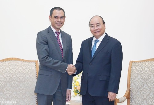 Rencontre entre le  Premier ministre Nguyên Xuân Phuc et l’ambassadeur malaisien  - ảnh 1