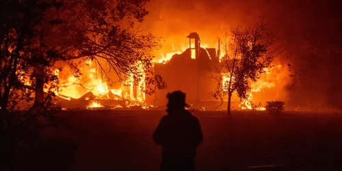 Plusieurs dizaines d’incendies ravagent la Californie, l’état d’urgence déclaré - ảnh 1